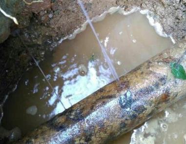 站前楼顶渗水维修公司分享下地暖漏水的原因及检测方法。